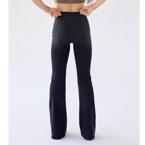 Urban Outfitters BDG Ruched Dip Waist V Flare Jeans in Washed Black - Picture 3 of 12